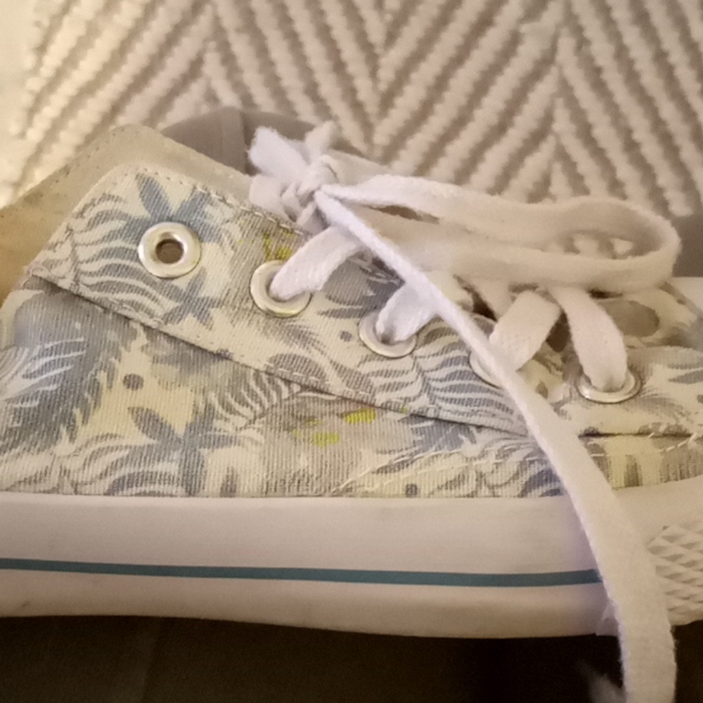 Converses - Picture 2 of 3